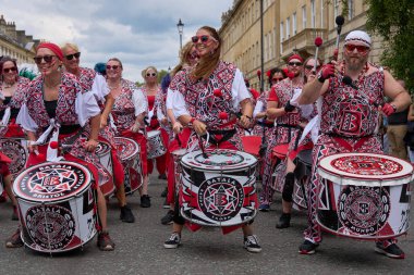 Bath, İngiltere, Birleşik Krallık - 13 Temmuz 2024: Somerset 'teki tarihi Bath kentinin caddelerinde ilerleyen yıllık karnaval davul grubu.