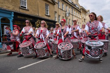 Bath, İngiltere, Birleşik Krallık - 13 Temmuz 2024: Somerset 'teki tarihi Bath kentinin caddelerinde ilerleyen yıllık karnaval davul grubu.