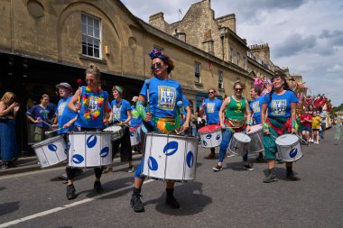 Bath, İngiltere, Birleşik Krallık - 13 Temmuz 2024: Somerset 'teki tarihi Bath kentinin caddelerinde ilerleyen yıllık karnaval davul grubu.