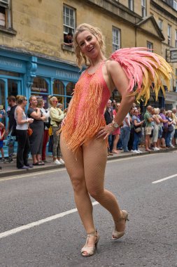 Bath, İngiltere, Birleşik Krallık - 13 Temmuz 2024: Somerset 'teki tarihi Bath kentinin caddelerinde ilerleyen geleneksel karnavalda süslü kostümlü dansçılar.