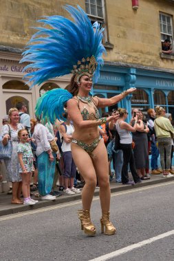 Bath, İngiltere, Birleşik Krallık - 13 Temmuz 2024: Somerset 'teki tarihi Bath kentinin caddelerinde ilerleyen geleneksel karnavalda süslü kostümlü dansçılar.