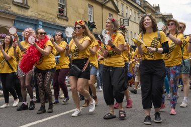 Bath, İngiltere, Birleşik Krallık - 13 Temmuz 2024: Somerset 'teki tarihi Bath kentinin caddelerinde ilerleyen yıllık karnaval davul grubu.