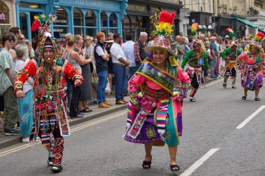 Bath, İngiltere, Birleşik Krallık - 13 Temmuz 2024: Tinkus dans grubu Somerset 'teki tarihi Bath şehrinin caddelerinde ilerlerken geleneksel karnavalda sahne alacak..