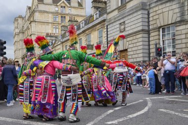 Bath, İngiltere, Birleşik Krallık - 13 Temmuz 2024: Tinkus dans grubu Somerset 'teki tarihi Bath şehrinin caddelerinde ilerlerken geleneksel karnavalda sahne alacak..