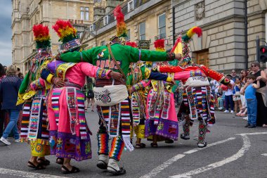 Bath, İngiltere, Birleşik Krallık - 13 Temmuz 2024: Tinkus dans grubu Somerset 'teki tarihi Bath şehrinin caddelerinde ilerlerken geleneksel karnavalda sahne alacak..