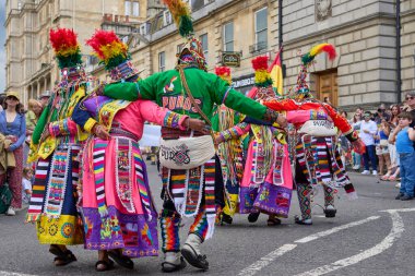 Bath, İngiltere, Birleşik Krallık - 13 Temmuz 2024: Tinkus dans grubu Somerset 'teki tarihi Bath şehrinin caddelerinde ilerlerken geleneksel karnavalda sahne alacak..
