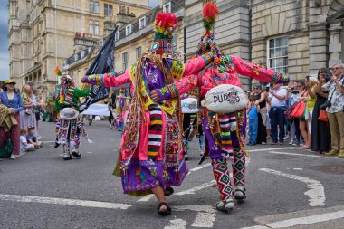 Bath, İngiltere, Birleşik Krallık - 13 Temmuz 2024: Tinkus dans grubu Somerset 'teki tarihi Bath şehrinin caddelerinde ilerlerken geleneksel karnavalda sahne alacak..