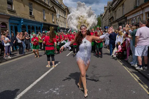 Bath, İngiltere, Birleşik Krallık - 13 Temmuz 2024: Somerset 'teki tarihi Bath kentinin caddelerinde ilerleyen geleneksel karnavalda süslü kostümlü dansçılar.