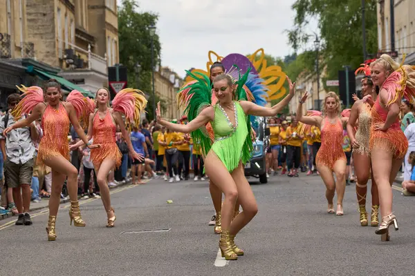 Bath, İngiltere, Birleşik Krallık - 13 Temmuz 2024: Somerset 'teki tarihi Bath kentinin caddelerinde ilerleyen geleneksel karnavalda süslü kostümlü dansçılar.