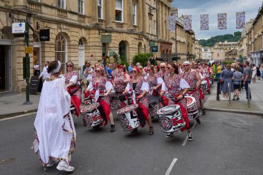 Bath, İngiltere, Birleşik Krallık - 13 Temmuz 2024: Somerset 'teki tarihi Bath kentinin caddelerinde ilerleyen yıllık karnaval davul grubu.