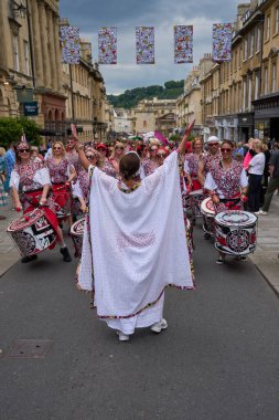 Bath, İngiltere, Birleşik Krallık - 13 Temmuz 2024: Somerset 'teki tarihi Bath kentinin caddelerinde ilerleyen yıllık karnaval davul grubu.