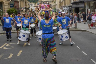 Bath, İngiltere, Birleşik Krallık - 13 Temmuz 2024: Somerset 'teki tarihi Bath kentinin caddelerinde ilerleyen yıllık karnaval davul grubu.