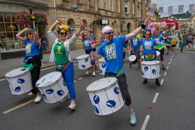 Bath, İngiltere, Birleşik Krallık - 13 Temmuz 2024: Somerset 'teki tarihi Bath kentinin caddelerinde ilerleyen yıllık karnaval davul grubu.