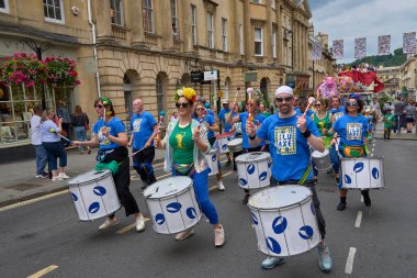 Bath, İngiltere, Birleşik Krallık - 13 Temmuz 2024: Somerset 'teki tarihi Bath kentinin caddelerinde ilerleyen yıllık karnaval davul grubu.