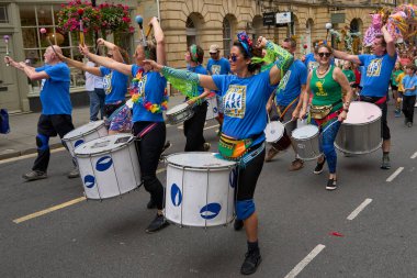 Bath, İngiltere, Birleşik Krallık - 13 Temmuz 2024: Somerset 'teki tarihi Bath kentinin caddelerinde ilerleyen yıllık karnaval davul grubu.