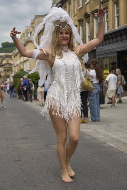Bath, İngiltere, Birleşik Krallık - 13 Temmuz 2024: Somerset 'teki tarihi Bath kentinin caddelerinde ilerleyen geleneksel karnavalda süslü kostümlü dansçılar.