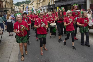 Bath, İngiltere, Birleşik Krallık - 13 Temmuz 2024: Somerset 'teki tarihi Bath kentinin caddelerinde ilerleyen yıllık karnaval davul grubu.