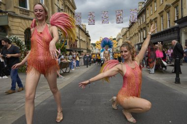 Bath, İngiltere, Birleşik Krallık - 13 Temmuz 2024: Somerset 'teki tarihi Bath kentinin caddelerinde ilerleyen geleneksel karnavalda süslü kostümlü dansçılar.