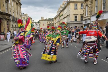 Bath, İngiltere, Birleşik Krallık - 13 Temmuz 2024: Tinkus dans grubu Somerset 'teki tarihi Bath şehrinin caddelerinde ilerlerken geleneksel karnavalda sahne alacak..