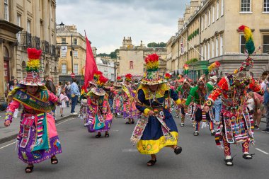 Bath, İngiltere, Birleşik Krallık - 13 Temmuz 2024: Tinkus dans grubu Somerset 'teki tarihi Bath şehrinin caddelerinde ilerlerken geleneksel karnavalda sahne alacak..