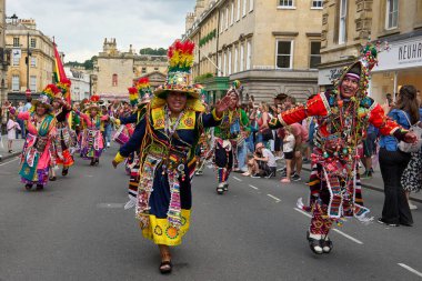 Bath, İngiltere, Birleşik Krallık - 13 Temmuz 2024: Tinkus dans grubu Somerset 'teki tarihi Bath şehrinin caddelerinde ilerlerken geleneksel karnavalda sahne alacak..