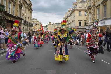 Bath, İngiltere, Birleşik Krallık - 13 Temmuz 2024: Tinkus dans grubu Somerset 'teki tarihi Bath şehrinin caddelerinde ilerlerken geleneksel karnavalda sahne alacak..