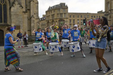 Bath, İngiltere, Birleşik Krallık - 13 Temmuz 2024: Somerset 'teki tarihi Bath kentinin caddelerinde ilerleyen yıllık karnaval davul grubu.
