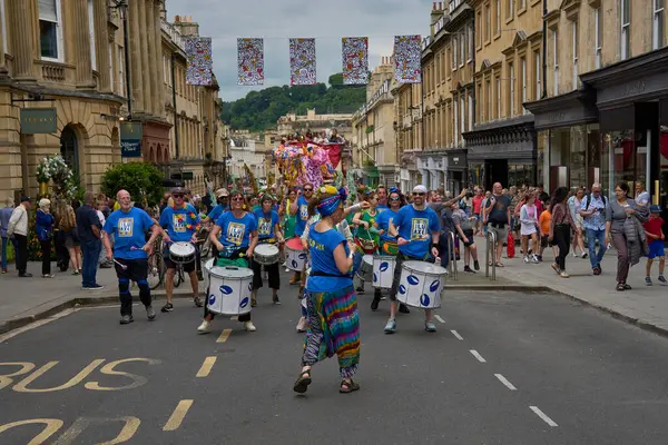 Bath, İngiltere, Birleşik Krallık - 13 Temmuz 2024: Somerset 'teki tarihi Bath kentinin caddelerinde ilerleyen yıllık karnaval davul grubu.