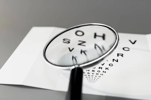 眼睛测试卡上的放大镜工具3D插图 — 图库照片
