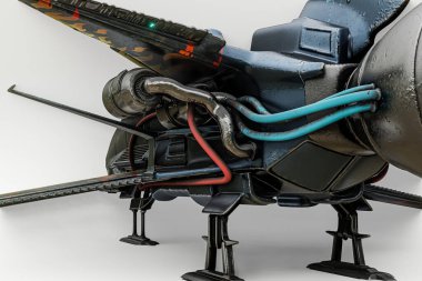 Yıldız gemisi avcı uçağı beyaz arka planda izole edildi.