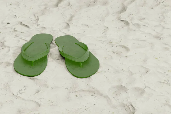 ビーチの砂の3Dイラストでフリップフロップ — ストック写真