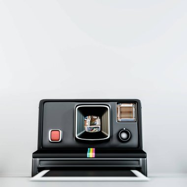 Beyaz arka planda izole edilmiş eski moda kamera 3D illüstrasyon