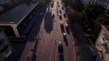 Hava aracı Ternopil, Ukrayna 'nın akşam caddelerini ve binalarını görüntüledi, mimari ve kentsel manzaralar sergilendi