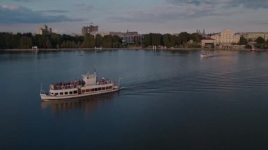 Ternopil Gölü, Ukrayna 'da bir insansız hava aracı tarafından yakalanan bir tekneyle huzurlu bir akşamın tadını çıkarın.