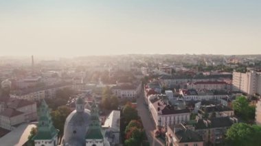 Ternopil, Ukrayna şehir manzarasının hava drone görüntüsü mimari, yeşillik ve kentsel manzarayı vurguluyor