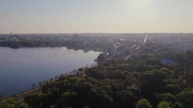 Ternopil, Ukrayna 'da sakin bir göl, yeşil alanlar ve havadan görülebilen bir şehir manzarası vardır.