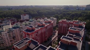 Bir insansız hava aracı Ternopil, Ukrayna 'nın fotoğrafını çekti, şehri çevreleyen yerleşim binalarını ve yemyeşil ormanı gösterdi.