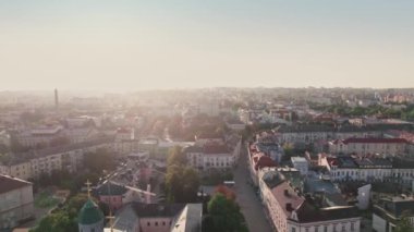 Bir İHA Ternopil, Ukrayna 'yı gündoğumunda ele geçirdi, açık bir gökyüzü altında tarihi mimarisini ve şehir manzarasını sergiliyor.