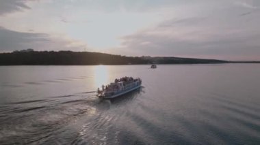 Günbatımında Ukrayna 'da Ternopil Gölü' ndeki teknelerin güzelliğini sakin bir akşamda hava aracı görüntüsüyle yakalamak.