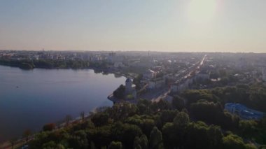 Ukrayna 'nın Ternopil kentsel manzarası güneşli bir günde Seret Nehri' nin altında kentsel manzarayı gösteriyor.