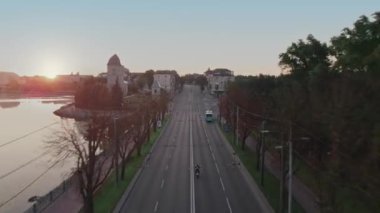Ternopil, Ukrayna 'yı gün batımında ana yol ve çevreyi manzaralı bir şekilde yakalayan çok güzel bir dron görüntüsü..