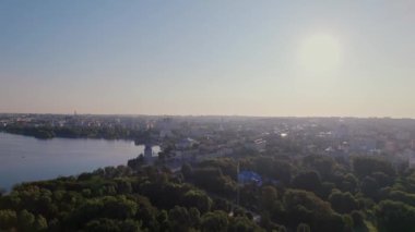 Ternopil, Ukrayna 'nın gökyüzü altında şehri, bir gölü ve bol yeşilliği gösteren hava perspektifi