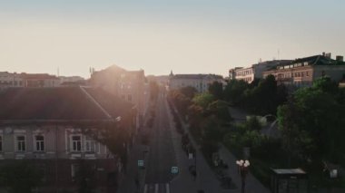 Büyüleyici bir hava görüntüsü Ternopil, Ukrayna 'da güneşin doğuşunu gösteriyor, aşağıdaki huzurlu şehir sokaklarını aydınlatıyor.