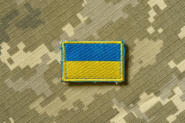 军服上乌克兰国旗的横幅 挂在士兵的象素迷彩服上 — 图库照片