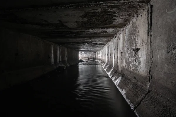 Túnel Cuadrado Drenaje Hormigón Con Una Luz Extremo Que Brilla —  Fotos de Stock