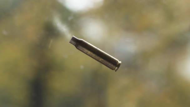 使用过的火器弹药筒5 56X45 子弹后带着烟雾飞行 — 图库视频影像