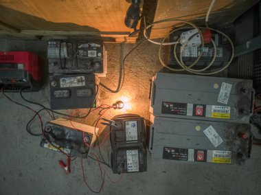 Tungsten ampullü araba akülerinden kendi kendine yapılmış yedek güç kaynağı. Kyiv, Ukrayna - Ekim 2022.