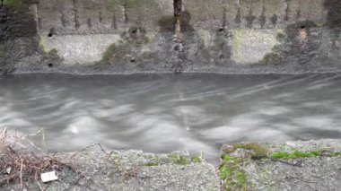 Yüzeydeki suyu, suyu ve karı boşaltmak için eski drenaj tahsildarı. Lybid Nehri, Kyiv, Ukrayna.