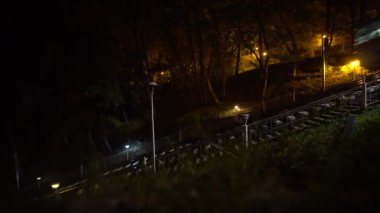 Geceleri füniküler. Kyiv, Ukrayna. Yan görünüm.