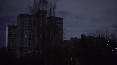 Rusya 'nın elektrik santrallerini bombalaması sonrasında Kyiv' in yerleşim bölgesinde elektrik kesintisi yaşanıyor..